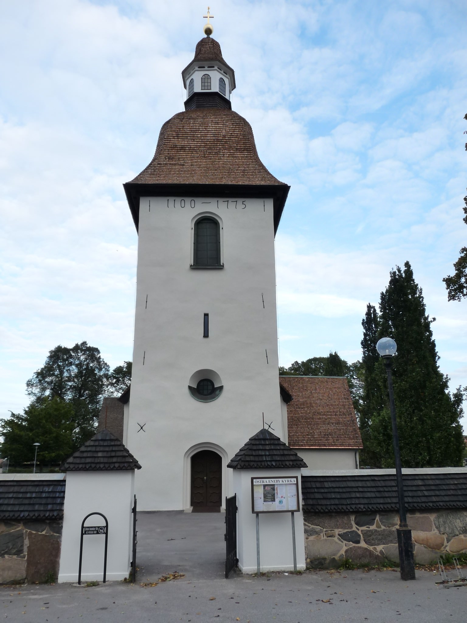Putsad fasad Östra Eneby kyrka
